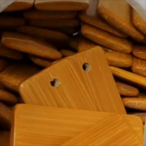 พวงกุญแจไม้ไผ่สลักชื่อ "พ"