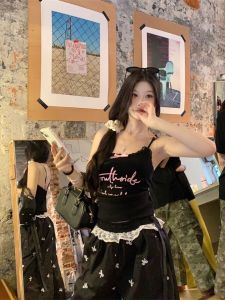 เสื้อกั๊กลูกไม้คอวีแขนกุดทรงเข้ารูปสำหรับผู้หญิงในช่วงฤดูร้อน พร้อมโบว์ผีเสื้อ สีดำ แขนสั้น สไตล์หวานและเผ็ดร้อน