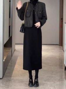 กระโปรงสั้นทรงเอเอวสูงสีดำสไตล์ฝรั่งเศส ทรงตรง ทรงหลวม ทรงเข้ารูป ฤดูใบไม้ร่วง/ฤดูหนาว 2025 กระโปรงทรงเอทรงเข้ารูป