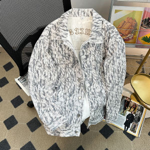 เสื้อแจ็คเก็ตยีนส์ทรงหลวมสำหรับผู้ชาย ฤดูใบไม้ร่วง/ฤดูหนาว สไตล์อเมริกัน ปักลาย เสื้อเชิ้ตแฟชั่น คอปกพับ แขนยาว