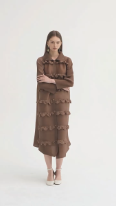 Miyake ชุดเดรสมีสายรัดหน้าอกคอปกอารมณ์สง่างามสำหรับผู้หญิงทำจากไม้ระดับไฮเอนด์