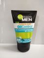 Garnier Men Facial Scrub  100ml Anti Blackheads Brightening Exstrak lemon mineral Clay 97% bersih tak berminyak. 