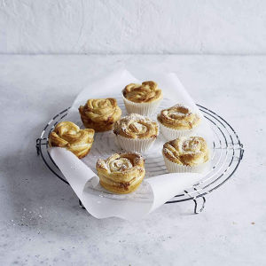 Trendy Rose Flower Roll Wheel Creamy Cheese Strawberry Rose Roll Bacon Cheesecake Pastry Mold European Style Baking Tools