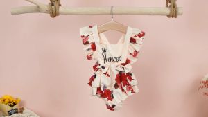 ชูดเด็กเกิดหญิงชูดสองชิ้นพิมพ์ดอกไม้บินแขนสรีระคอสรีระ และผ้าคาดศีรษะตก แต่ง