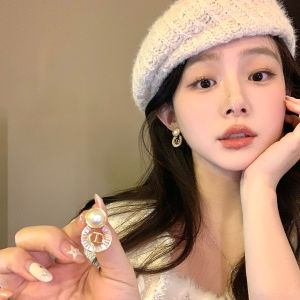 Korean Style Gold Letter Pearl Pendant Earrings Women Luxury Sensation Ear Jewelry Small Design Very Attractive Earring Accessories