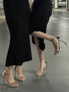 รองเท้าส้นสูงหัวแหลมแบบหัวเข็มขัดสีเงินประดับคริสตัลสุดเซ็กซี่สำหรับผู้หญิงในช่วงฤดูร้อนปี 2024 รองเท้าแตะส้นบางแบบหัวเข็มขัดสุดเก๋