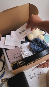 Paket Hadiah Ulang Tahun: Tas Boneka Dompet Sabuk & Gelang Schruncie