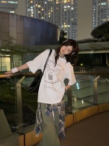 Kaos Pendek Wanita Lengan Pendek - Motif Doodle Kucing Tangan Gaya Korea Ukuran Besar Longgar & Slimming New Arrival Musim Panas 2025 Atasan Putih Kerah Bulat Overhead Streetwear Brand Ternama Awet Muda + Gaya Sekolah Aesthetic Koleksi Terbatas‌ White