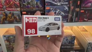 Mô Hình Xe Điện Bán Chạy Nhất Thế Giới - Tesla Model 3 Hộp Giấy Truyền Thống