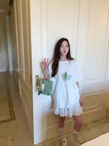 T-Shirt Wanita Putih Lengan Pendek Ukuran Besar Motif Buah Minimalis Estetik Katun Tipis Bernapas Premium Desain Korea Jepang Longgar Slim Fit Tren Musim Panas 2025 Gaya Minimalis Elegan Manis dan Imut Modis Nyaman Kerah Bulat Tops Pakaian