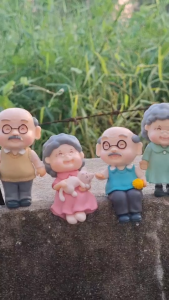 ชุดตุ๊กตาโมเดลตายายยิ้มหวาน ฟิกเกอร์มงคล ตกแต่งบ้าน โต๊ะทำงาน ของขวัญให้ผู้ใหญ่ แต่งบอนไซให้สวยงาม