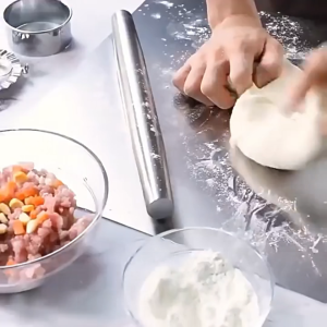 MEILEGAO เขียงสแตนเลสเกรดอาหาร 304 ป้องกันแบคทีเรีย และเชื้อรา ทำความสะอาดง่าย ขอบพับล็อกน้ำไม่ให้ไหลเลอะ เหมาะสำหรับหั่นเนื้อและผลไม้ สะอาดปลอดภัยยิ่งขึ้น