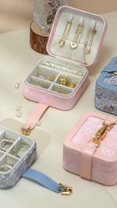 Portable Jewellery Box Embroidered Jewelry Storage Box Metal Clasp Jewelry Organizer For Earring Neclklace Ring Box Gift