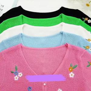 ＜1220＞ 2024 Mùa Xuân Hè Kiểu Pháp Màu Trơn Thêu Hoa V Áo Dệt Kim Lụa Lạnh Cổ Áo Nữ Ngắn Tay Rộng Rãi Lụa Lạnh T Áo Sơ Mi