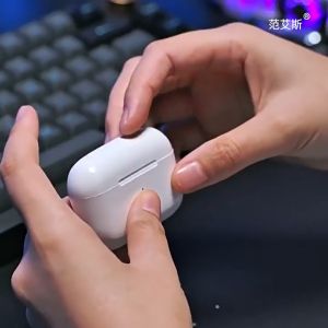 Bộ Dụng Cụ Vệ Sinh Đa Năng Cho Bàn Phím Tai nghe 8 Trong 1