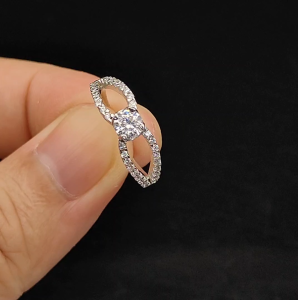 แหวนเพชรโมซาไนท์เม็ดยอด50 สตางค์ ตัวเรือนเงินแท้92.5% ชุบทองคำขาว ประดับข้างด้วยเพชรโมซาไนท์ขนาด 1 มิล ไซส์นิ้ว 55 หรือ เบอร์ 7 US