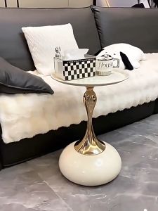 โต๊ะกาแฟฝรั่งเศส โต๊ะกาแฟอเนกประสงค์เหล็กสไตล์ยุโรปสำหรับอพาร์ทเมนต์ขนาดเล็ก โต๊ะกลมเล็กข้างเตียง