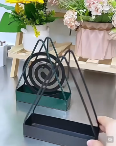 ที่แขวนยากันยุง รูปทรงสามเหลี่ยม ว่างแขวนกันยุง ใช้งานง่าย ที่ถาดรองขี้ยากันยุงด้วยนะ ราคาต่อชิ้น