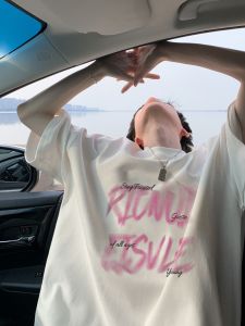 เสื้อยืดแขนสั้นสีขาวหลวมๆ สำหรับผู้ชาย ฤดูร้อน 2025 แฟชั่นใหม่ สไตล์อเมริกัน ฮิปฮอป ลายตัวอักษร ไซส์ใหญ่ คู่รัก