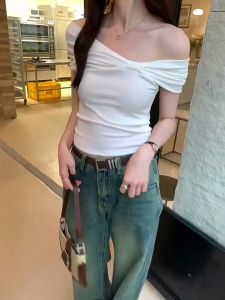 พร้อมส่ง🍒เสื้อปาดไหล่เซ็กซี่ผู้หญิง เสื้อยืดรัดรูปY2K เสื้อครอปดีไซน์โบว์ แขนสันเปิดไหล่ทรงสวย สไตล์เกาหลีแฟชั่น