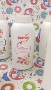 BAMBI Bedak Tabur Licorice & Chamomile - Pink 250gr - Talcum Powder Bayi dengan Anti Irritant Complex - Ekstrak Licorice & Chamomile - Segar & Nyaman (250 gram)