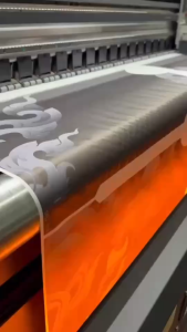 เสื้อโปโลพิมพ์ลายสีดำ ใส่ทำงาน