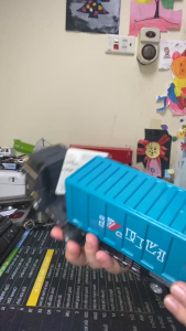 Đồ chơi xe container 20feed bằng nhựa ABS an toàn chạy đà quán tính khớp xoay 180 độ mở được cửa kích thước lớn