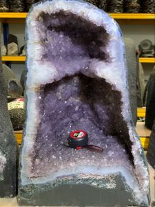 金形💯天然紫晶洞 薄皮玛瑙厚体绿幽灵共生👍 洞深有着21cm 可以放很多手串👍 晶体共生矿有钛晶✅黄娇花✅方解石Thick official waist rising step by step 👍 Golden shape 💯 Natural Amethyst GeodeThin-skinned agate with thick green phantom