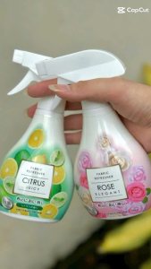 Bình xịt tinh dầu chanh Citrus Juicy Fabric Refresher với thiết kế hình quả chanh màu xanh lá và trắng dùng để làm sạch và thơm quần áo.