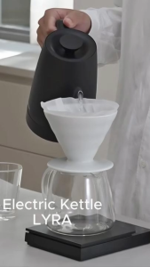 Ấm rót điện điều chỉnh nhiệt cao cấp Hario Electric Kettle LYRA 800ml siêu nhẹ (220V 1200W 2 màu Trắng/Đen)