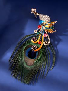 Elegant Peacock Feathers Brooch Pin Trendy Chest Flower Shoulder Button Coat Accessory for Women Retro Court Style Mixed Material