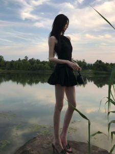 VKSOD | ชุดเดรสสีดำคอวีแขนกุดทรงเอผูกโบว์ผีเสื้อสำหรับผู้หญิงในฤดูร้อนปี 2025 กระโปรงสั้นเอวสูงเข้ารูป ชุดทำงานสไตล์เกาหลี