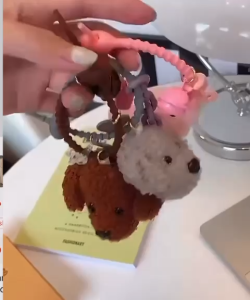 Aksesori Tas Dan HP Gantungan Kunci Boneka Bulu Model Anjing Fluffy PUDDLE Lucu Viral Stylish Wanita