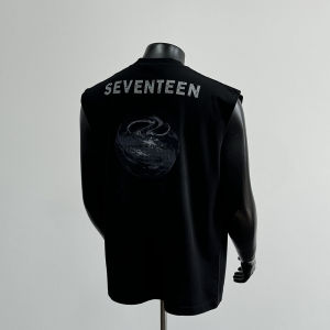 เสื้อกั๊กแขนสั้นหลวมคอตตอนแท้พิมพ์ลายตัวอักษรสำหรับผู้ชาย สไตล์อเมริกัน แฟชั่นฤดูร้อน 2025 เสื้อกั๊กแขนสั้นสีดำ