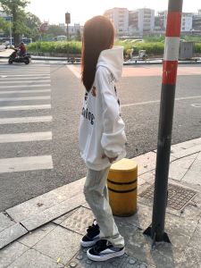 เสื้อฮู้ดผ้าขนแกะพิมพ์ลายฮิปฮอปสไตล์อเมริกันสำหรับผู้หญิง ฤดูใบไม้ผลิ ฤดูใบไม้ร่วง ฤดูหนาว ทรงหลวม แฟชั่นลำลอง เสื้อคลุมกันหนาวแบบหนา