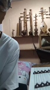 ไม้ตีขิมหัวยาง (ถ่วงน้ำหนักด้วยยาง) พร้อมกระบอกใส่กันไม้ขิมหัก   ไม้ขิมให้น้ำหนักพริ้วไหวที่ดีมากในการตีกรอ ตีเก็บ สีสบัด