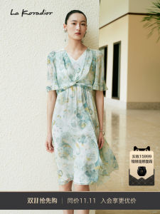 ชุดเดรสยาวผ้าไหมคอวีแขนสั้น La Koradior สำหรับผู้หญิงในฤดูร้อน ชุดเดรสยาวปานกลางพิมพ์ลายหรูหรา ชุดเดรสยาวปานกลางผ้าไหม ชุดเดรสยาวปานกลาง La Koradior