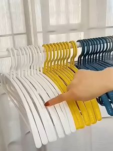 เสื้อสีขาว และพลาสติก ที่แขวน 10 ชิ้น รุ่นกันลื่น พร้อมตะขอ และไม้แขวนผ้า คุณภาพสูง ไม่แตกหักง่า