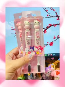 🪥ยิ้มสวย มั่นใจ ทุกวัน✨แปรงสีฟัน sanrio ขนาด 18×3×6 cm. ด้านจับออกแบบมีปุ่มกันลื่น ไม่หลุดมือง่าย หัวแปรงสีดำ ด้านปลายเป็นตัวการ์ตูน 3D บรรจุแพ็ก 2 ชิ้น