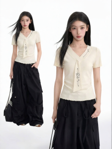 BAIDAIFEI | V-Neck Embroidered Short-Sleeved T-Shirt Wooden Ear Design