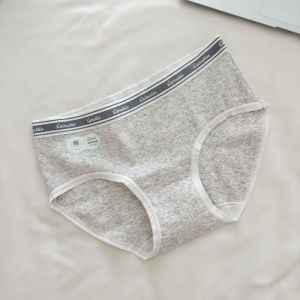 กางเกงชั้นในทรงสามเหลี่ยมผ้าฝ้ายบริสุทธิ์สำหรับผู้หญิง กางเกงขาสั้นเอวกลางป้องกันแบคทีเรีย ความยาวปกติ ระบายอากาศได้ดี สวมใส่สบาย ผลิตจากผ้าฝ้ายแท้