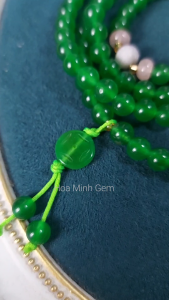 Vòng tay 108 hạt đá Mã Não màu xanh lá non size 6.5 li phối charm kim tiền xen kẽ viên bánh xe Thạch Anh Chalcedony | Hoa Minh Gem