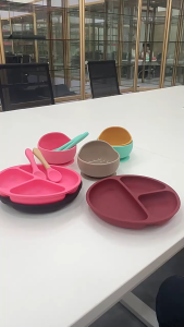 จานซิลิโคน จานข้าวเด็ก จานซิลิโคนดูดโต๊ะ 3ช่อง จานทานข้าวสำหรับเด็ก จานซิลิโคนฝึกทานข้าวเด็ก พร้อมช้อนส้อม เซ็ทจานกินข้าวเด็ก มีฐานดูดโต๊ะแน่น ชามข้าว