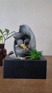 น้ำพุตั้งโต๊ะทำงาน รุ่น1236173L-1 อ่างน้ำพุขนาดเล็กแต่งบ้านเสริมฮวงจุ้ย น้ำตกจำลองตั้งโต๊ะ น้ำล้นมงคล