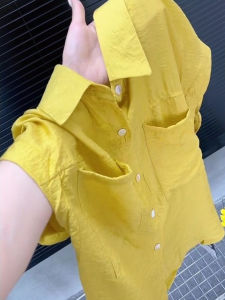 เสื้อเชิ้ตแขนสั้นสีเหลืองหลวมๆ สไตล์เกาหลีสำหรับผู้หญิง ทรงพอดีตัว ปิดด้วยกระดุม เสื้อคอโปโล ฤดูร้อน 2025