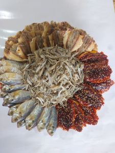 Combo 1kg cá khô có 4 loại [ 200g cá đỏ trác vừng+200g cá chỉ vàng nguyên con+200g cá chỉ vàng phi lê+400g cá cơm tách bỏ ruột) đóng gói hút chân không.