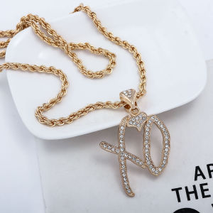 สร้อยคอแฟชั่นฮิปฮอปสําหรับผู้ชายและผู้หญิงอุปกรณ์เสริมระดับไฮเอนด์ตัวอักษรภาษาอังกฤษ XO เรียบง่ายและสง่างามคู่จี้เครื่องประดับ