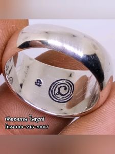 แหวนปลอกมีด หลวงปู่ดู่ วัดสะแก ปี32 เนื้อ.เงินแท้ 92.5% มีโค๊ตนะล้อม และตอกโค๊ตนะ มีรอยจารมือมาทุกวง (งานทํามาใหม่) ย้อนยุคปี 32