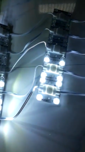 Đèn LED 4 bóng 220V ngoài trời (trắng)- Giải pháp chiếu sáng biển quảng cáo hiệu quả. Vỉ 20 con