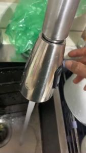 Đầu vòi inox thay thế cho vòi bồn rửa chén dây tự rút có nút chuyển chế độ nước